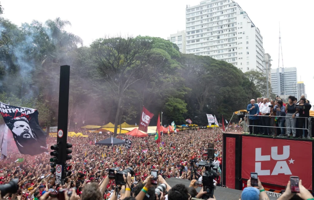 En imágenes: un millón de brasileños llenó la Avenida Paulista por Lula y la democracia 5 lula paulista democracia oct11 26 efe ok