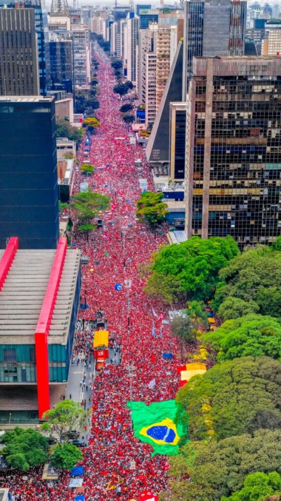 En imágenes: un millón de brasileños llenó la Avenida Paulista por Lula y la democracia 11 lula pueblo 11 oct26 2 x lula ok vertical