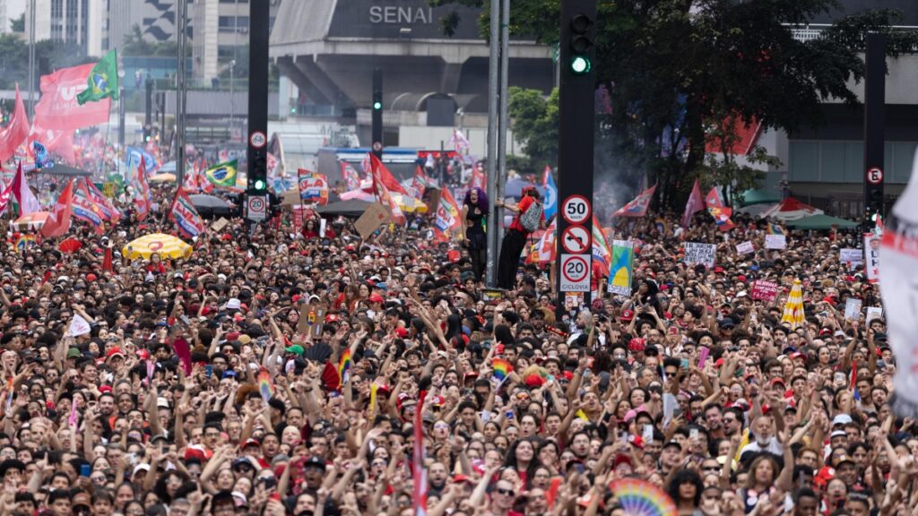 En imágenes: un millón de brasileños llenó la Avenida Paulista por Lula y la democracia 6 lula pueblo democracia 11oct 26 manos l