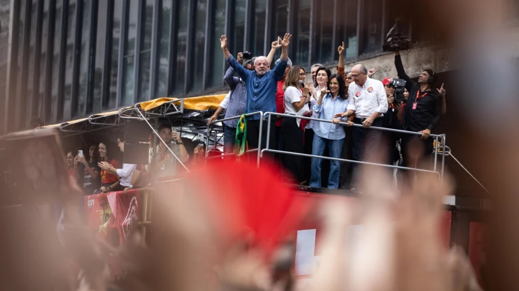 En imágenes: un millón de brasileños llenó la Avenida Paulista por Lula y la democracia 9 lula saluda multitud saopaulo 11oct26 ok