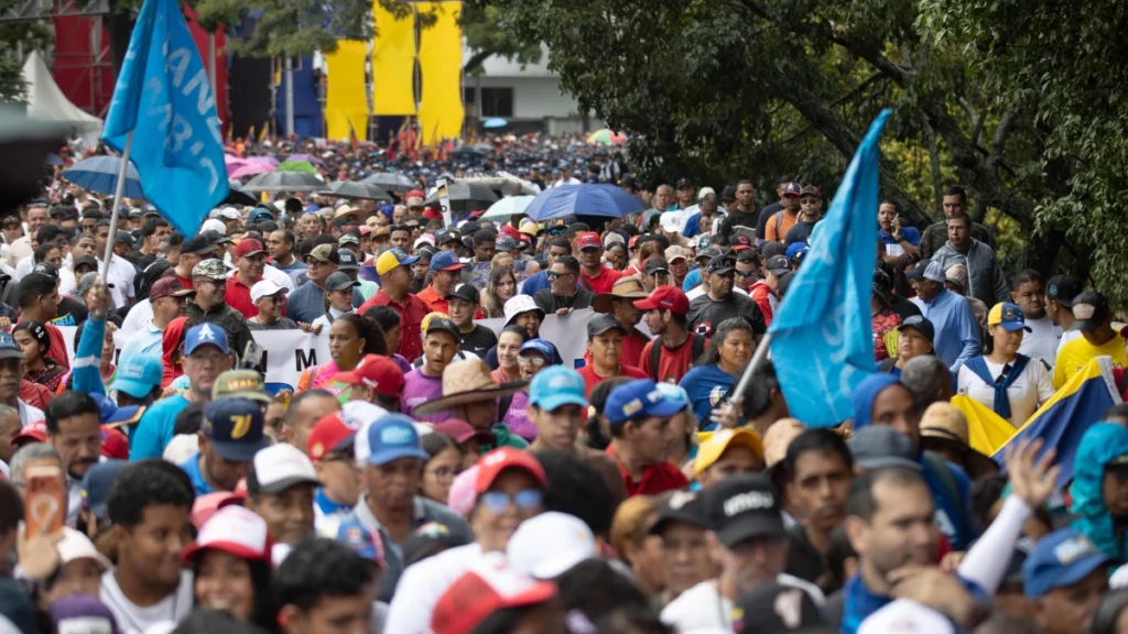 En imágenes: venezolanos conmemoran victoria de 2012 y ratifican legado de Chávez 2 marcha chavez caracas 7oct2026 12 efe
