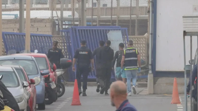 mas de 1 200 migrantes vuelven a marruecos tras el desalojo de la playa del trampolin