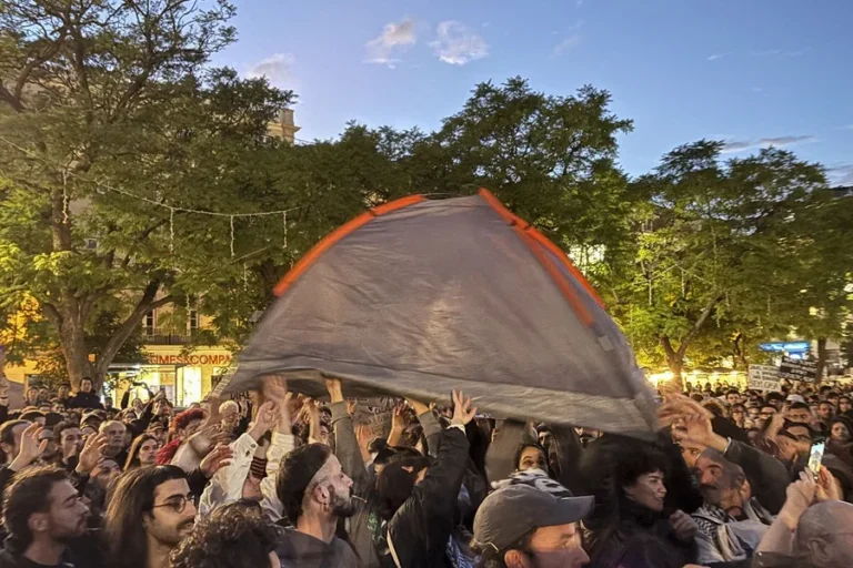 miles personas deciden lisboa seguir acampada por vivienda