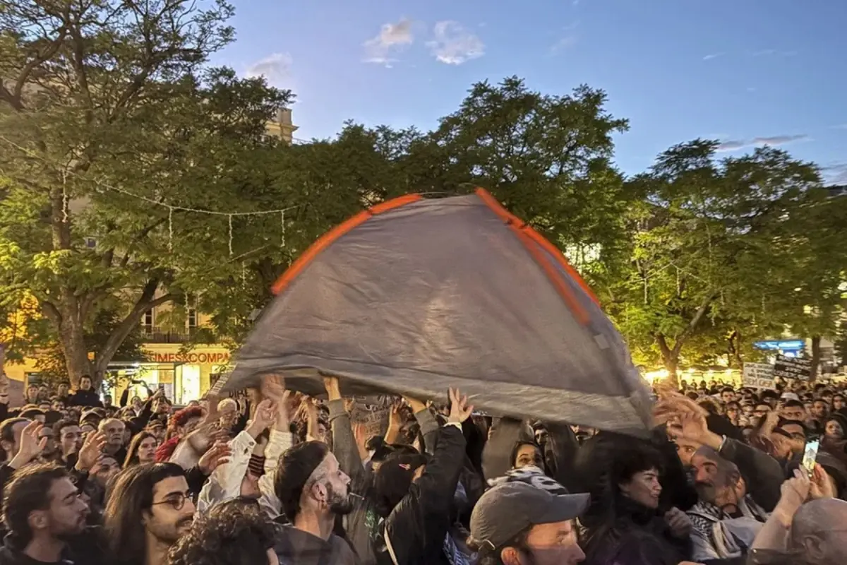 miles personas deciden lisboa seguir acampada por vivienda.jpg
