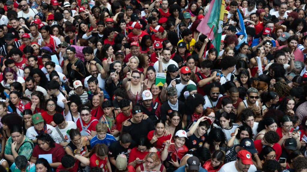 En imágenes: un millón de brasileños llenó la Avenida Paulista por Lula y la democracia 8 mujer mano l lula saopaulo 11oct26 ok