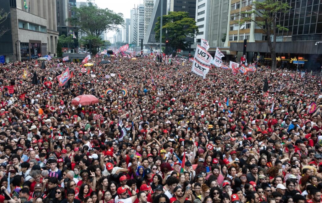 En imágenes: un millón de brasileños llenó la Avenida Paulista por Lula y la democracia 4 paulista lula democracia 10oct26 ok