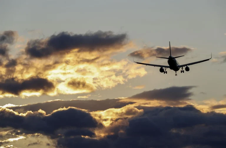 se estrella un avion militar de nigeria con 32 personas a bordo en el sur del pais