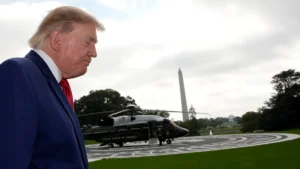 Nueva encuesta confirma mínimos en aprobación de Trump a dos semanas de elecciones 11 trump washng helicop oct26