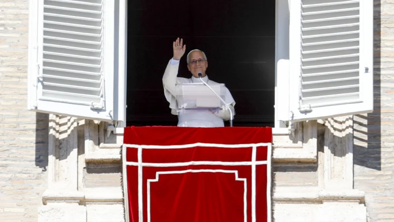 vaticano papa noche01