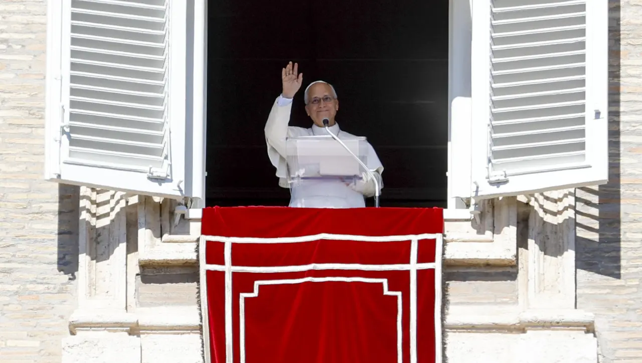 vaticano papa noche01.jpg