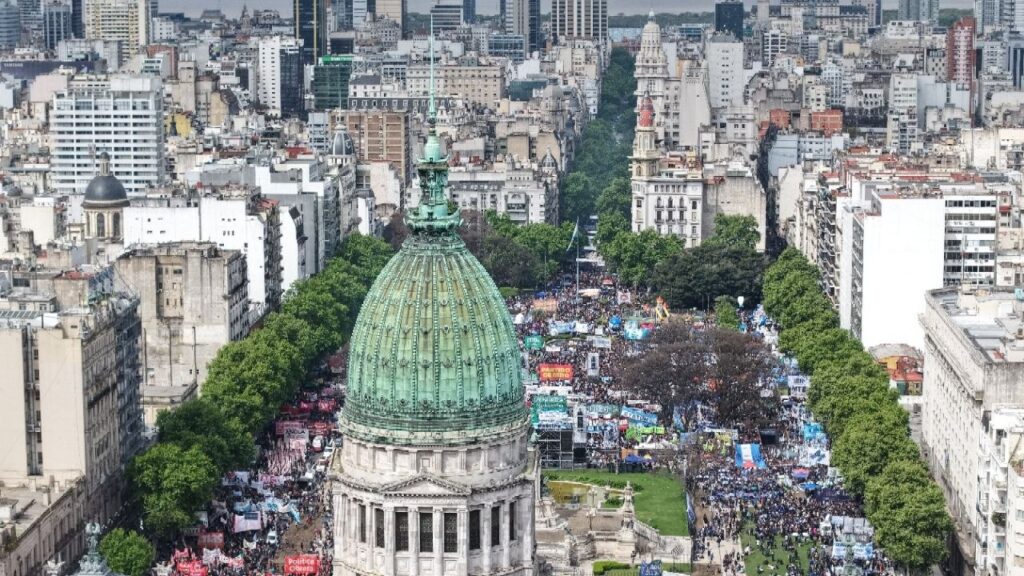 Represión en Argentina: infiltrados, hidrantes y gases contra la quinta Marcha Universitaria 2 whatsapp image 2026 10 15 at 9 33 28 pm 1