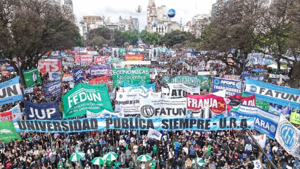 Represión en Argentina: infiltrados, hidrantes y gases contra la quinta Marcha Universitaria 4 whatsapp image 2026 10 15 at 9 35 21 pm 1