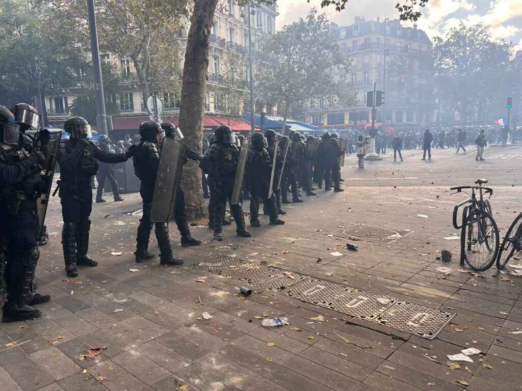 En imágenes: reclamo popular planta cara a la brutalidad policial en Francia 2 whatsapp image 2026 10 17 at 10 22 56 1